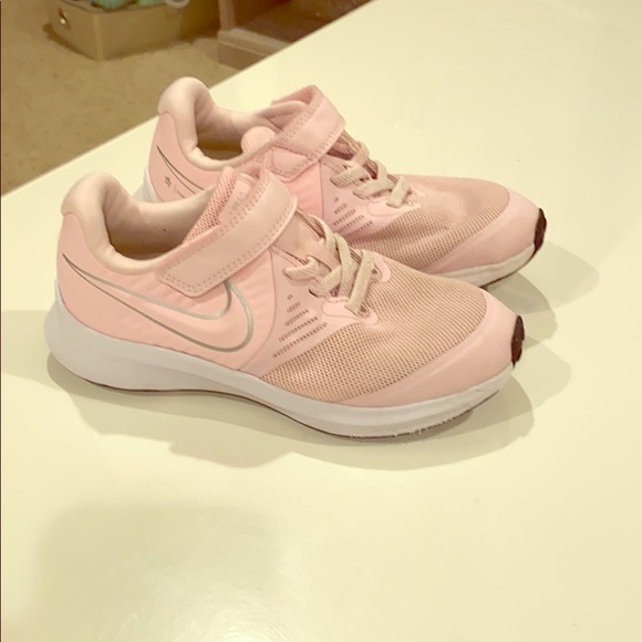 light pink nike running shoes
